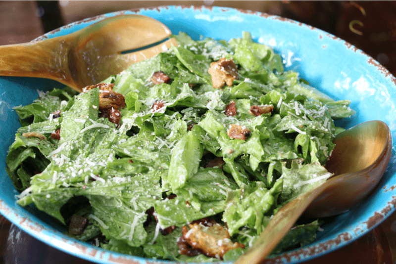 vinaigrette césar maison dans une salade césar dans grand bol
