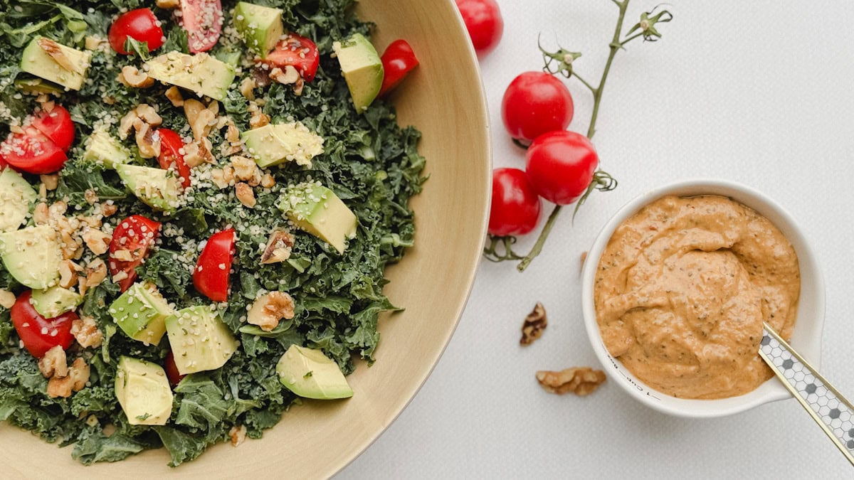 Salade kale avocat et tomates