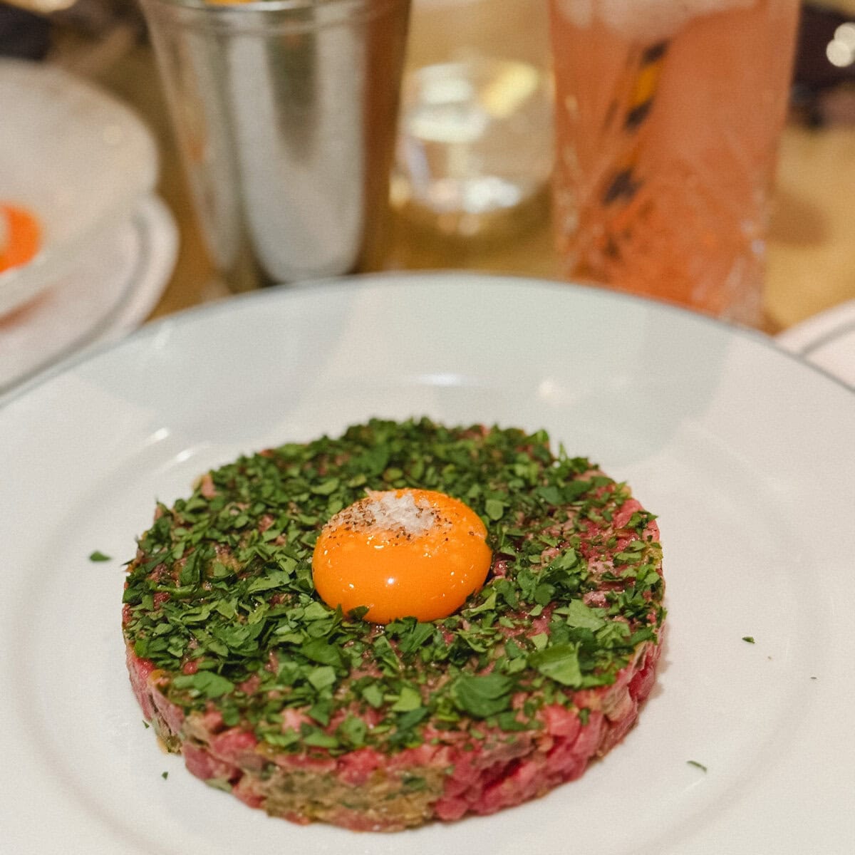 tartare de boeuf avec jaune d'oeuf et persil sur le dessus