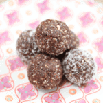 boules d'énergie au cacao empilées sur une assiette fleurie rose
