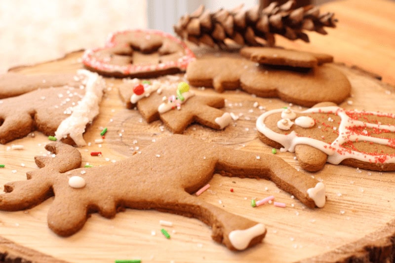 biscuits en pain d'épices en forme d'animaux décorés de glaçage sur planche de bois