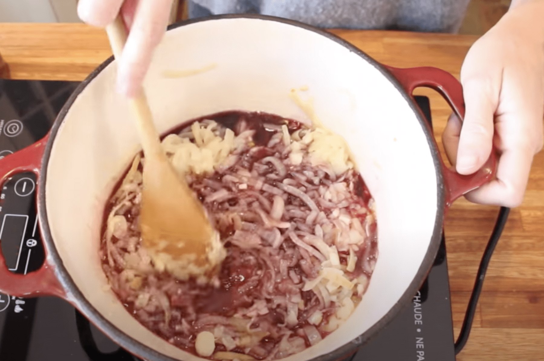 Déglacer la soupe à l'oignon