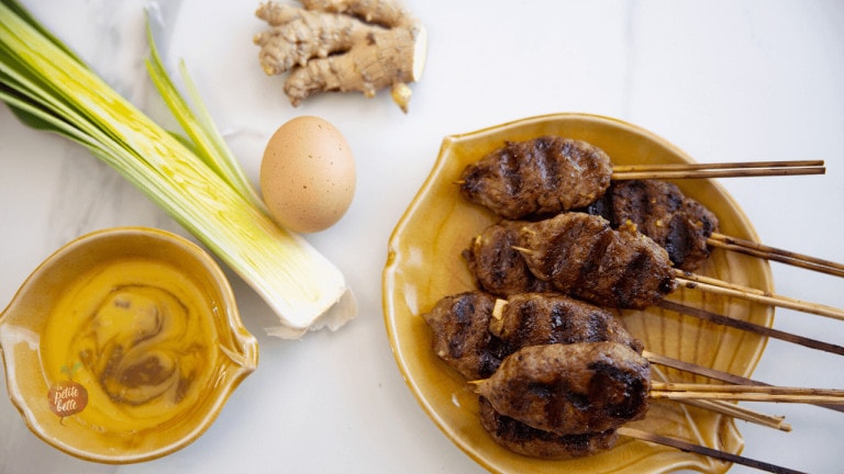 yakitori brochette au poulet haché, avec poireau, oeuf, gingembre et sauce yakitori