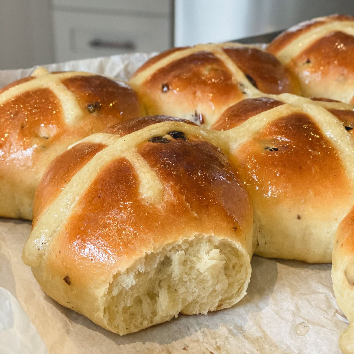 brioches de carême sur une plaque
