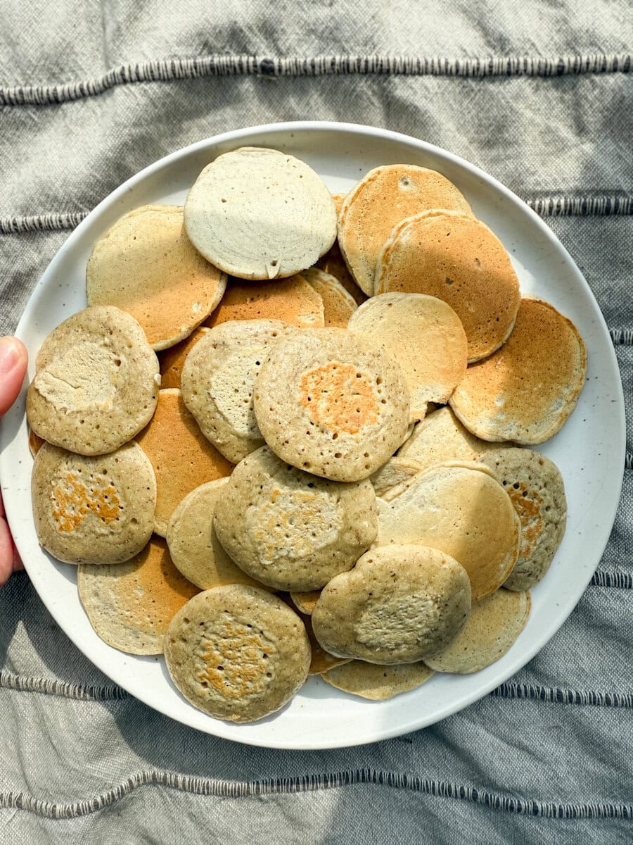 blinis au sarrasin dans une assiette