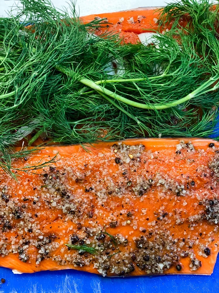 gravlax de saumon, filet avec poivre et genièvre et gros bouquet d'aneth sur le côté