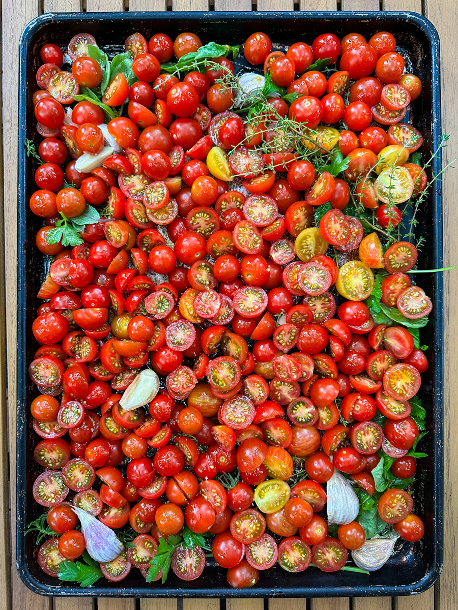 tomates cerise sur une plaque