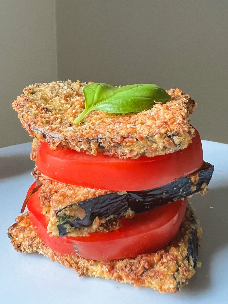 tranches d"aubergines panée alternées avec deux tranches de tomates
