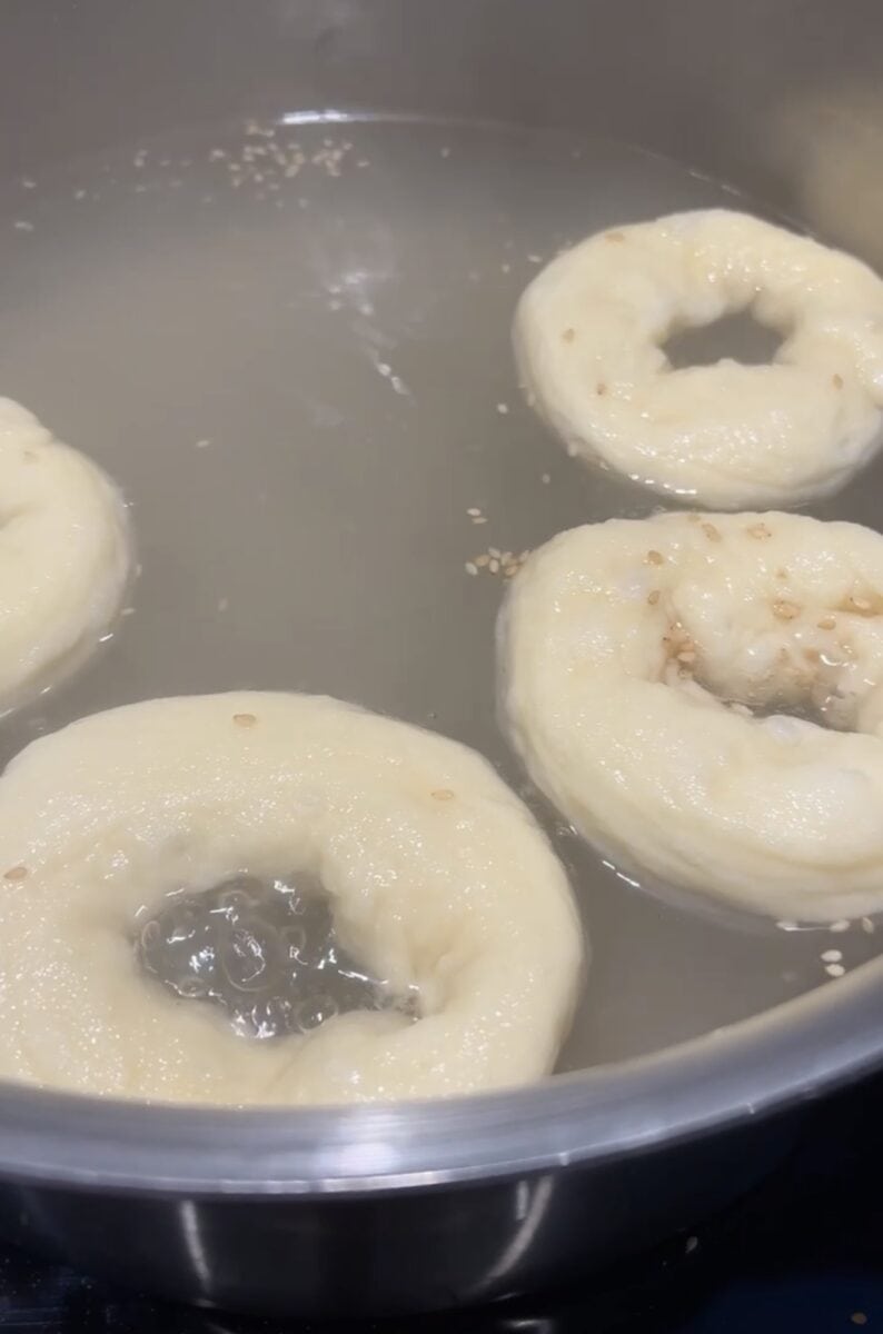 bagels qui flottent dans un bain d'eau bouillante