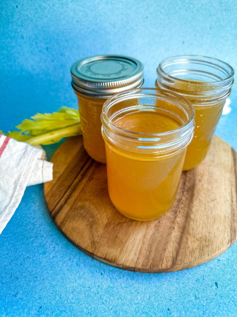 Bouillon d'os de poulet maison (et son poulet!) • Cuisine maison