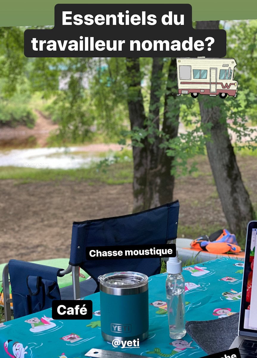 table à pique-nique avec tasse Yeti, ordinateur, chaise de camping en forêt