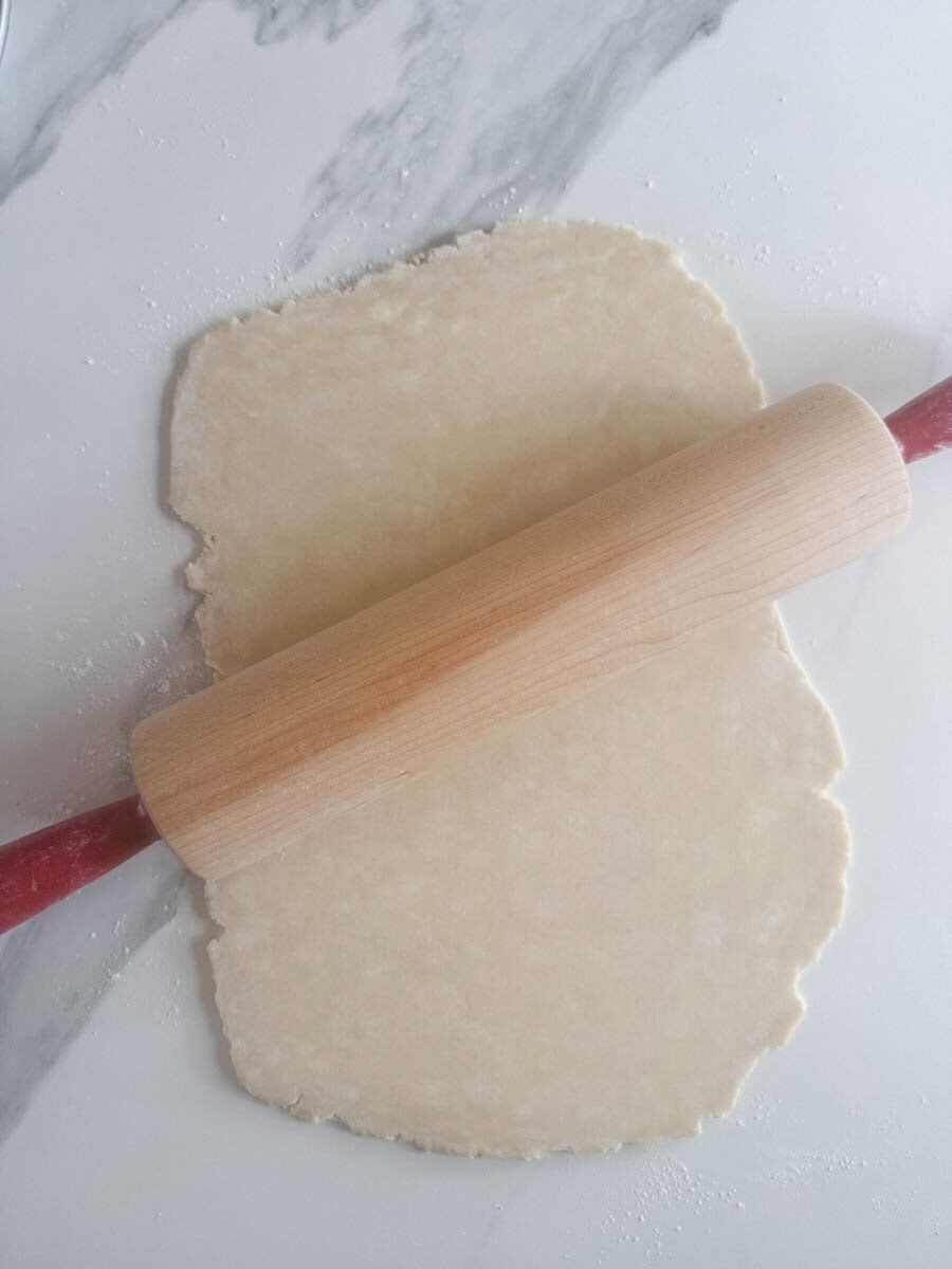 pâte à tarte et rouleau à pâtisserie en format semi abaisse sur comptoir