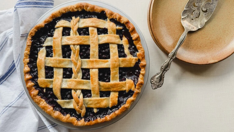 tarte aux bleuets traditionnelle, avec assiette en poterie et spatule à tarte