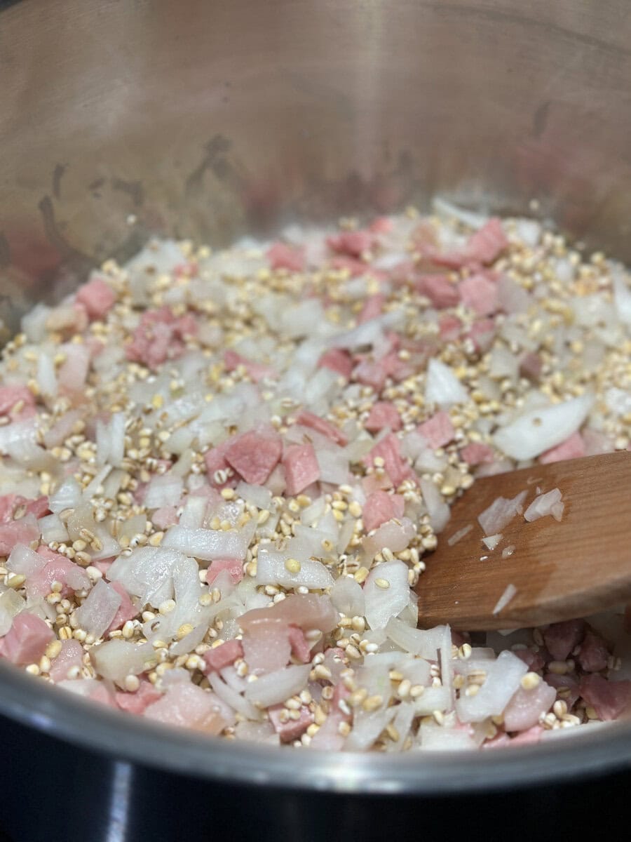 Soupe aux gourganes qui mijote dans une casserole