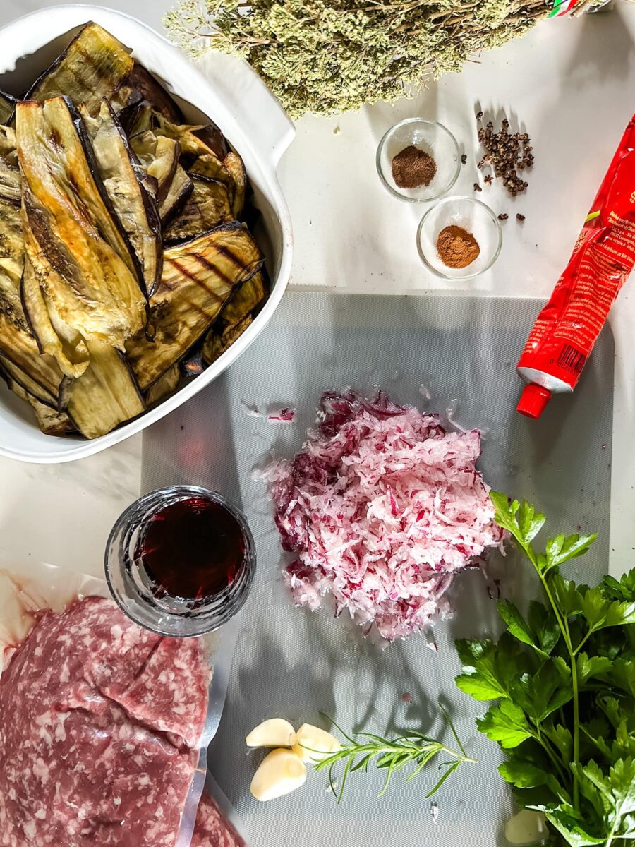 recette moussaka ingrédients sur comptoir blanc