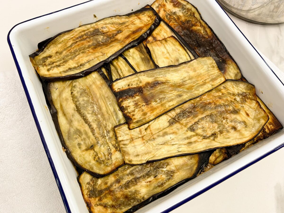 MOUSSAKA étages d'aubergines dans plat à gratin