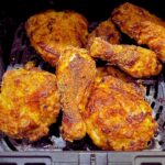 morceaux de poulet frit croustillant dans le panier du air fryer