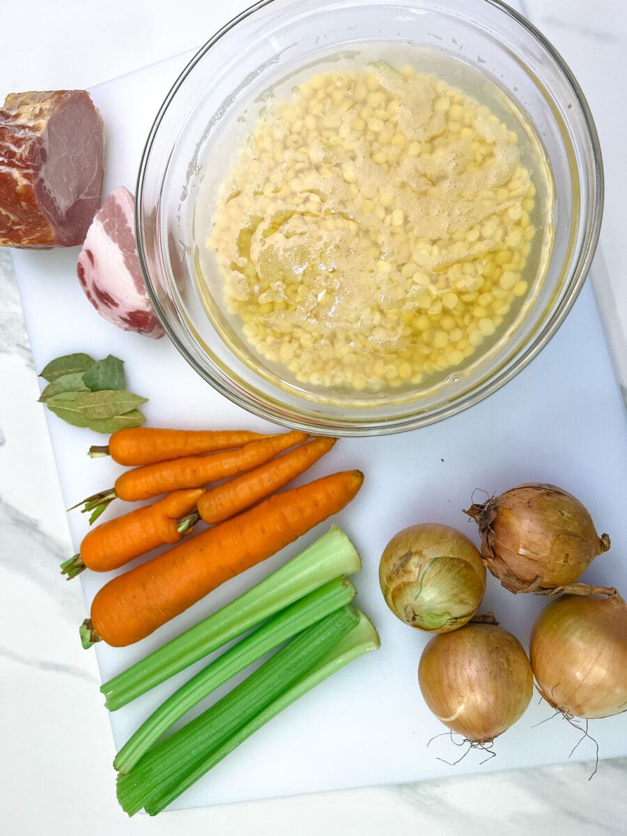 ingrédients pour soupe aux pois: pois cassé , carotte, céleri, lard salé, jambon, oignon, laurier