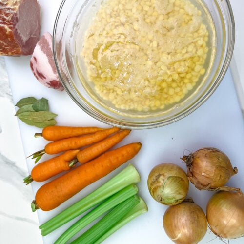 ingrédients pour soupe aux pois: pois cassé , carotte, céleri, lard salé, jambon, oignon, laurier