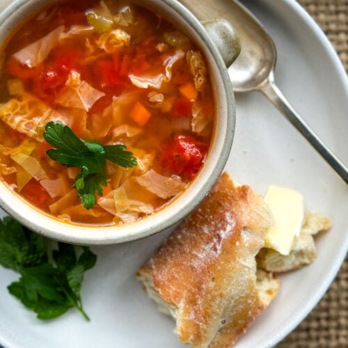 soupe au chou et tomate avec pain et beurre