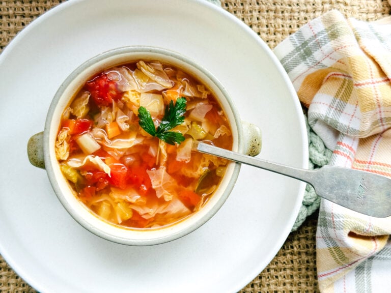 recette de soupe au chou et tomate maison comme maman, dans un bol à l'ancienne