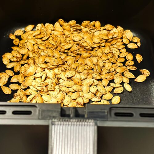 graines de citrouille grillé dans le panier air fryer