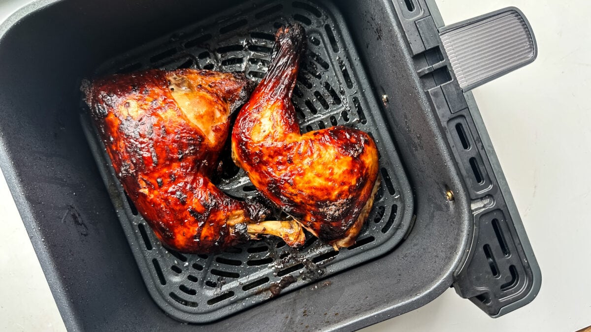 cuisses de poulet grillées dans le panier air fryer