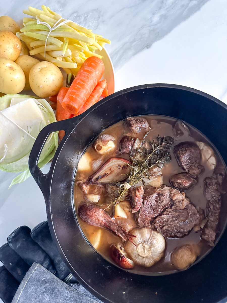 bouilli de boeuf avec ail et échalote et oignons et légumes à ajouter: carottes, pommes de terre, haricots