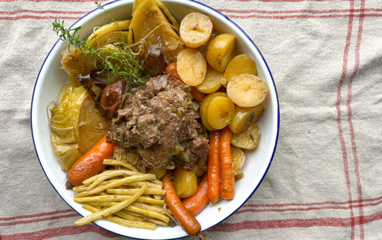 bouilli de légumes à la palette de boeuf avec haricots jaunes, carottes, pommes de terre et chou