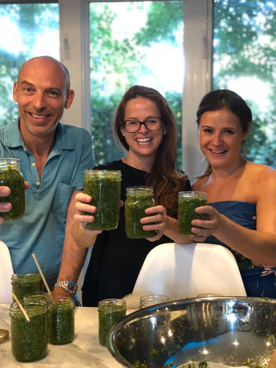 trois amis avec leurs pots d'herbes salées maison