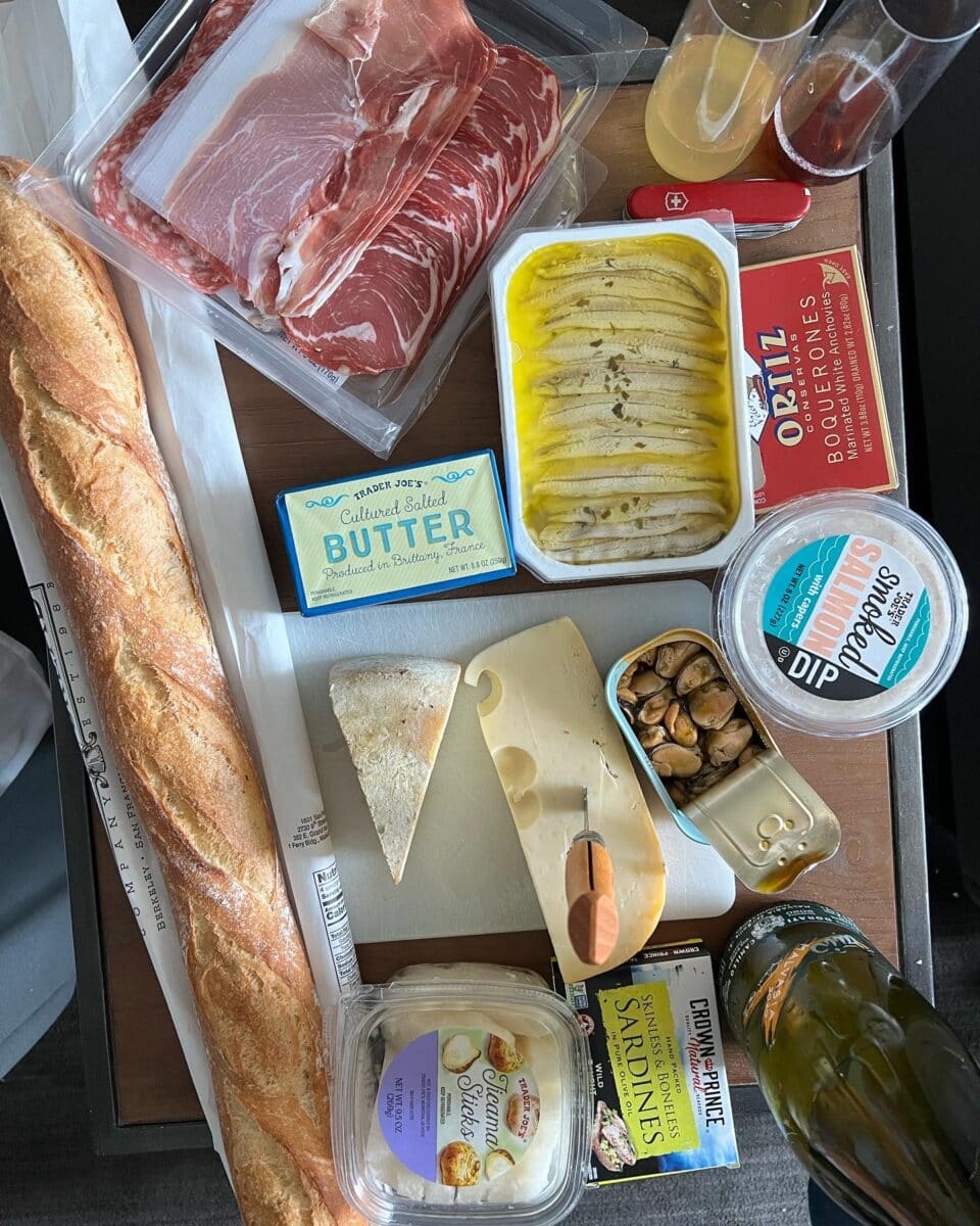 pique-nique à San Francisco: baguette, anchois, produits Trader Joes, beurre breton, fromage, vin