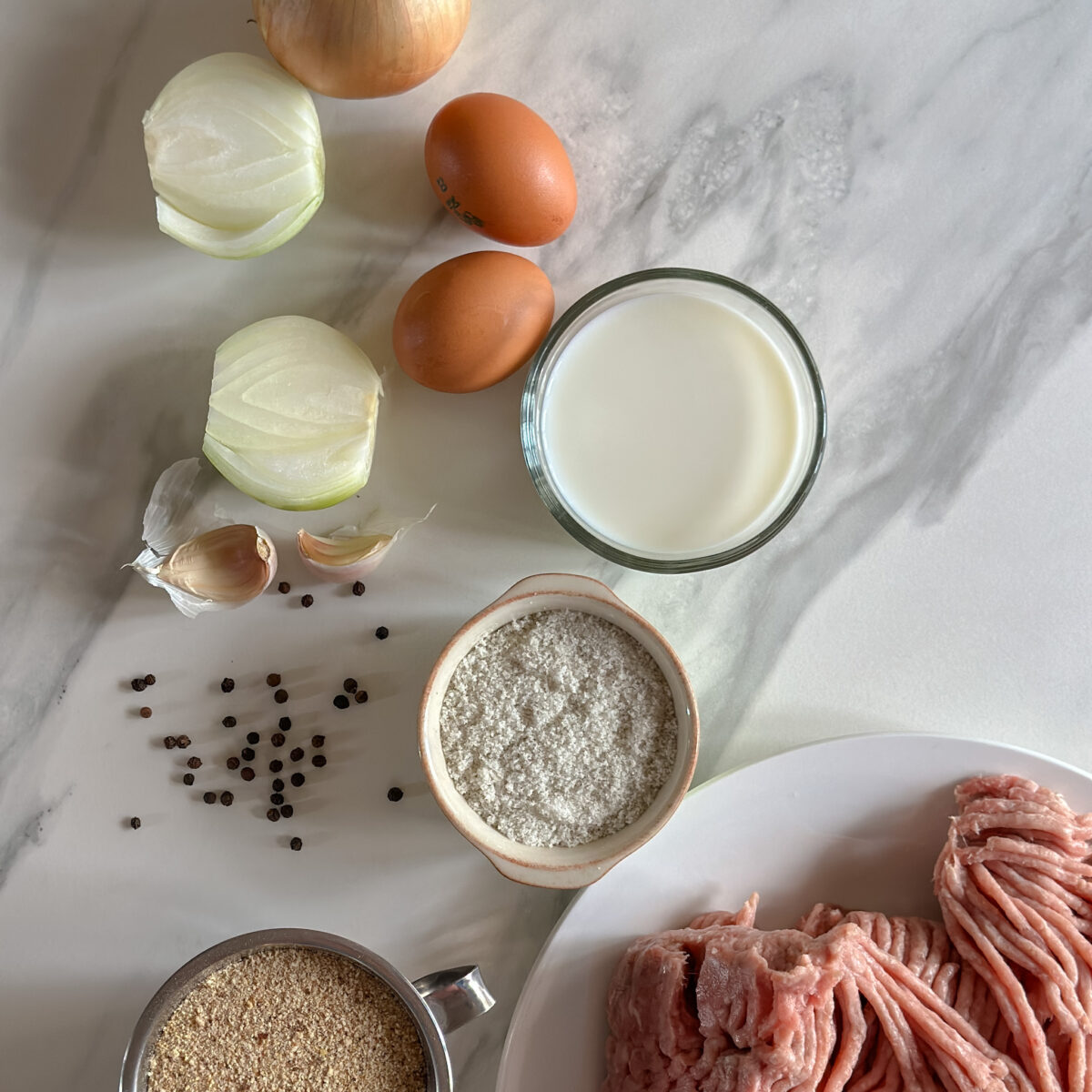 Ingrédients pour boulette suédoise: oignon, oeuf, lait, chapelure, poivre, sel