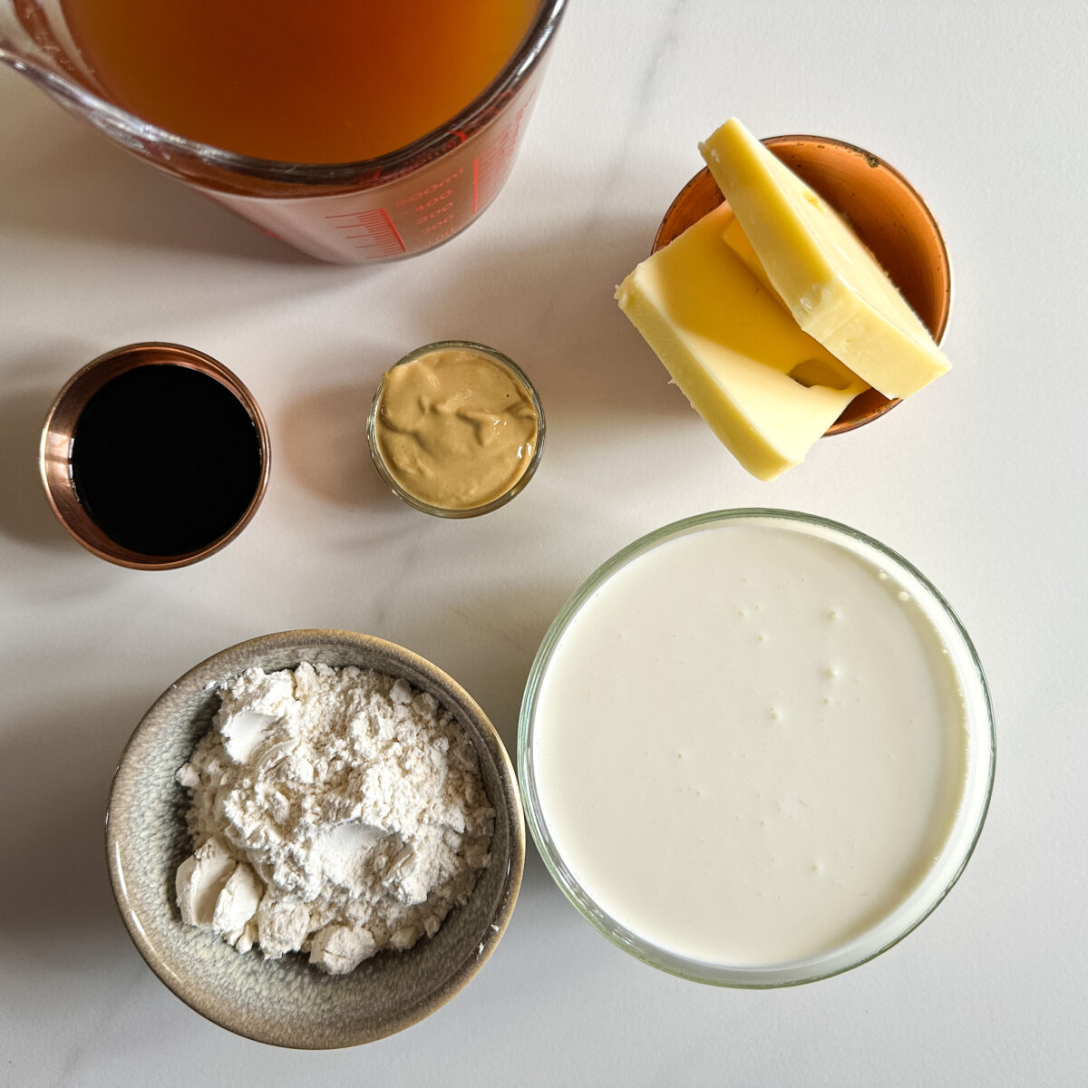ingrédients pour sauce boulette ikea: bouillon, beurre, farine, crème, sauce soja, moutarde