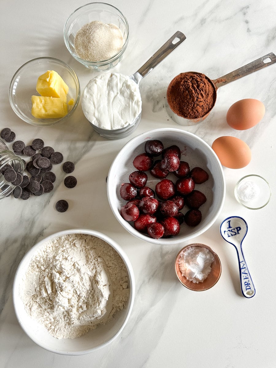 Ingrédients pour muffin Foret Noire chocolat cerise: beurre, farine, cacao, yogourt, cerises, oeufs