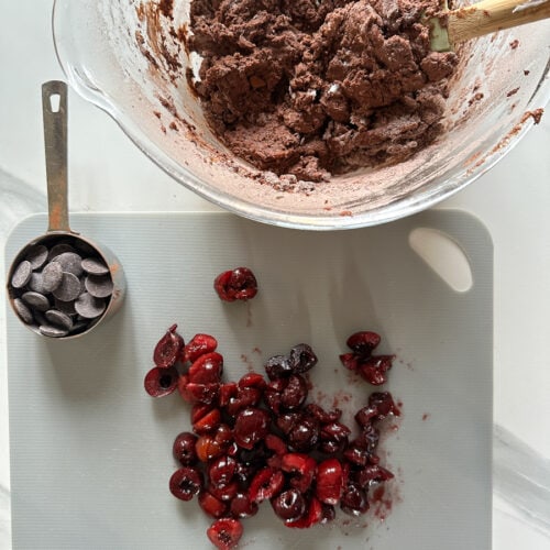 pâte à muffin au chocolat et cerise dans un bol avec pépites de chocolat et cerises congelées