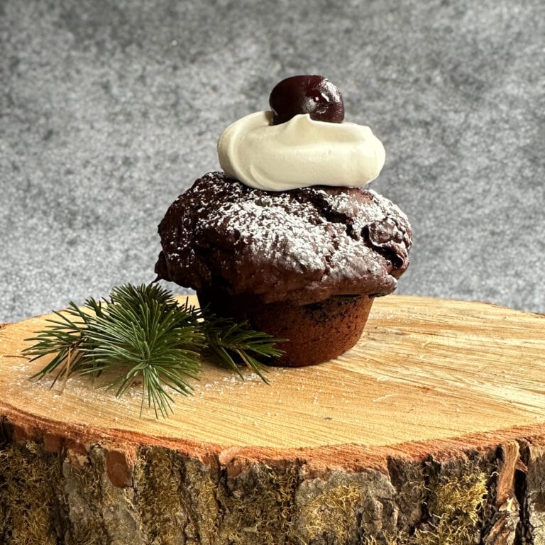 muffin chocolat cerise (Foret Noire) sur une bûche avec crème fouettée