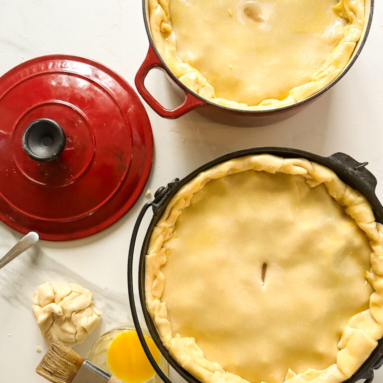 pâte à tarte, tourtière et pâté au beurre dans deux cocottes sur le comptoir