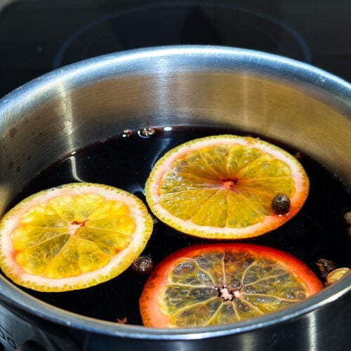 vin chaud dans une casserole avec tranches d'oranges