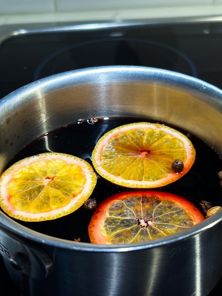 vin chaud dans une casserole avec tranches d'oranges