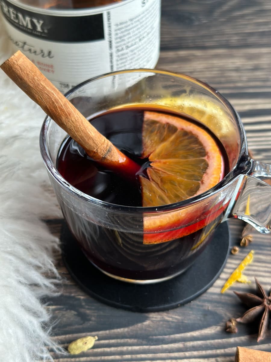 vin chaud recette avec orange et cannelle dans une tasse
