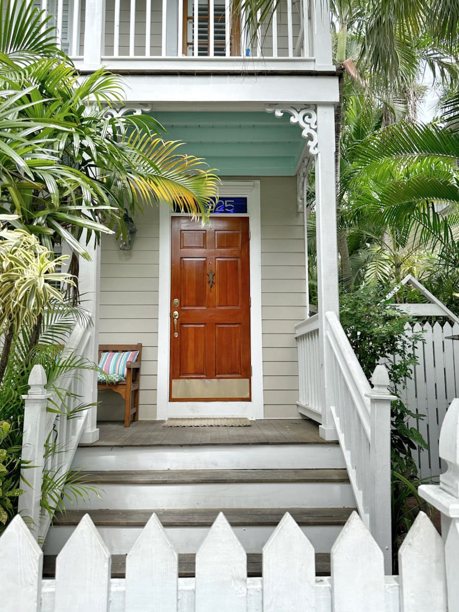 Une maison à Key West avec palmier et portique