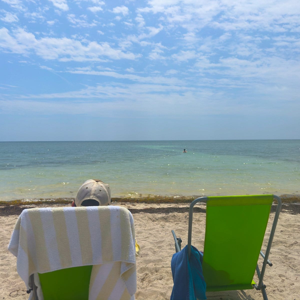 Plage public dans les Keys en Floride, deux chaises de plage et vue sur l'océan