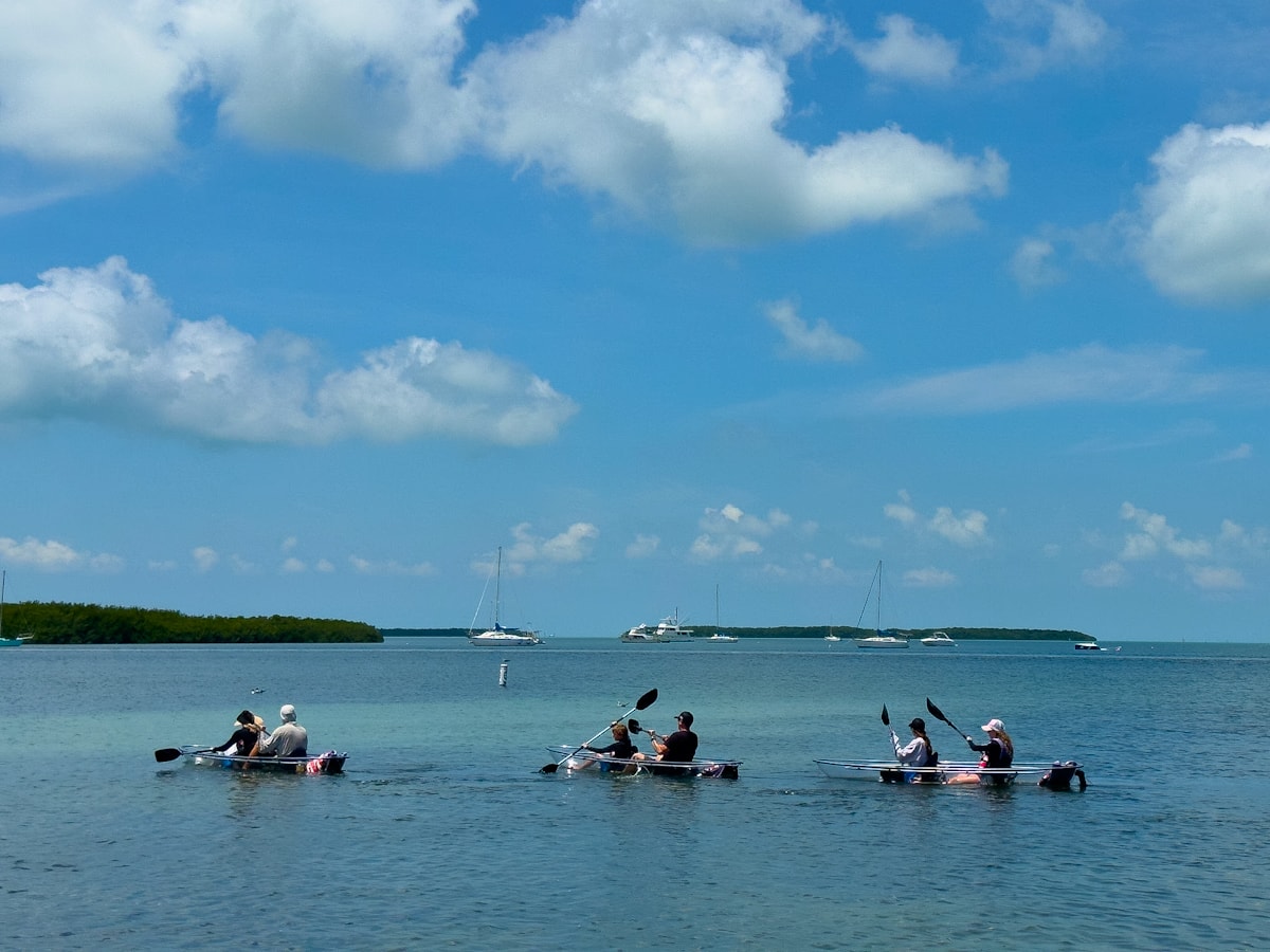 kayak dans les keys en Floride, trois couples en kayak