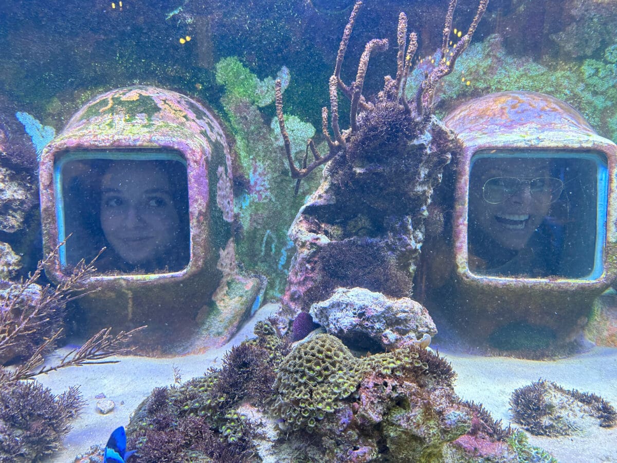 Manon Lapierre et sa fille dans des scaphandres dans un aquarium au History of Diving Museum des Florida Keys