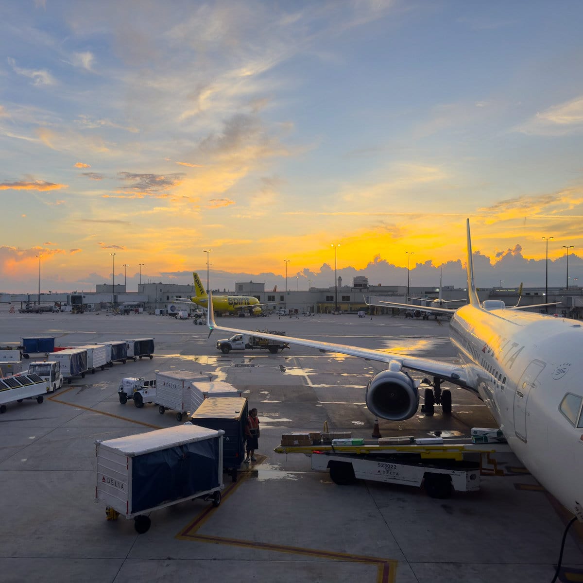 Vue de l'aeroport de Miami sur la piste et avion Delta Airlines