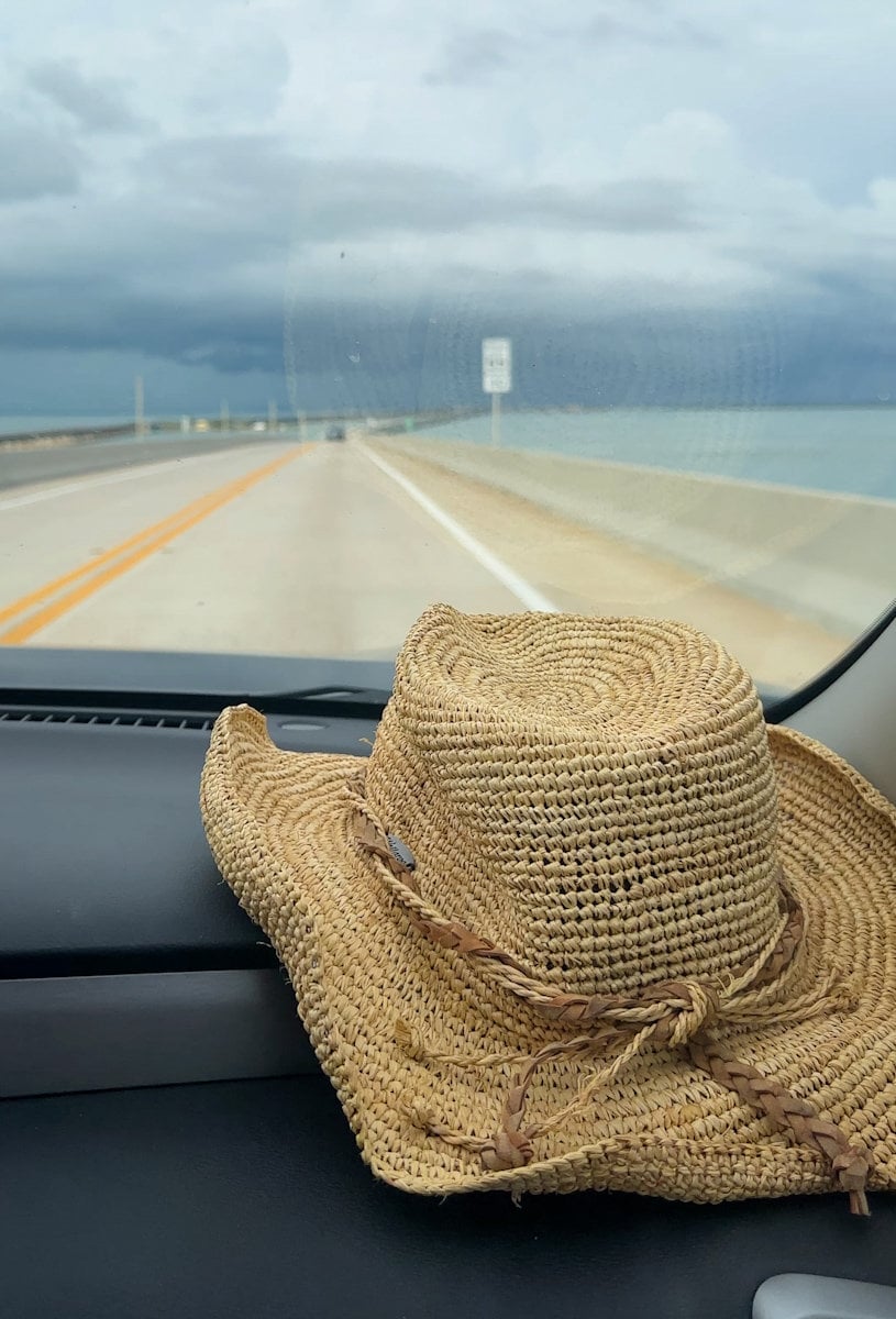 chapeau sur le pare brise de la voiture vue sur le 7 miles bridge dans les Keys en Floride