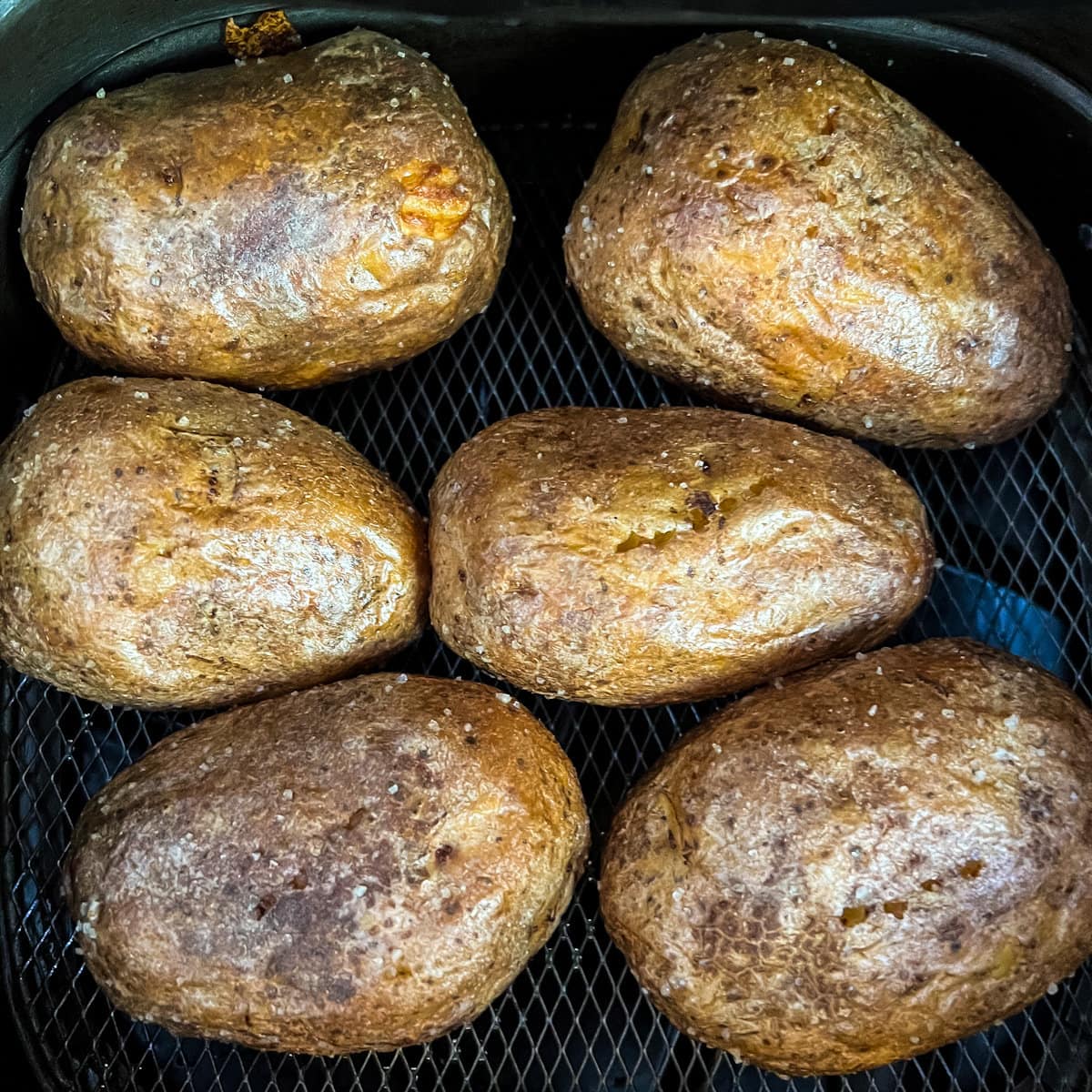 pommes de terre dans le panier d'un air fryer, cuites et grillées