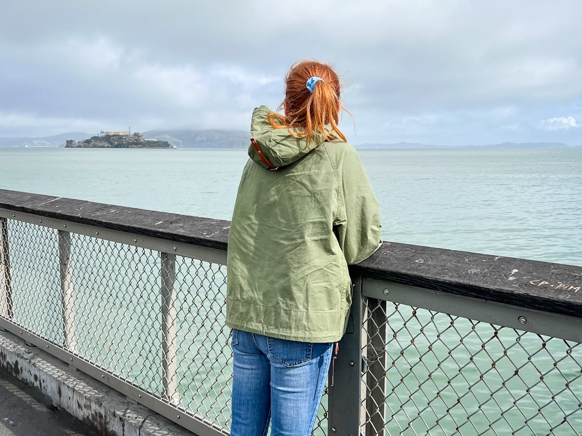 Manon Lapierre de dos qui regarde Alcatraz du boardwalk de San Francisco