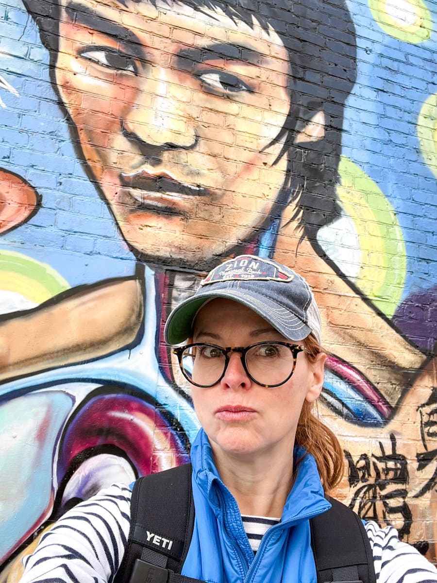 Manon Lapierre devant la murale de Bruce Lee, Chinatown San Francisco