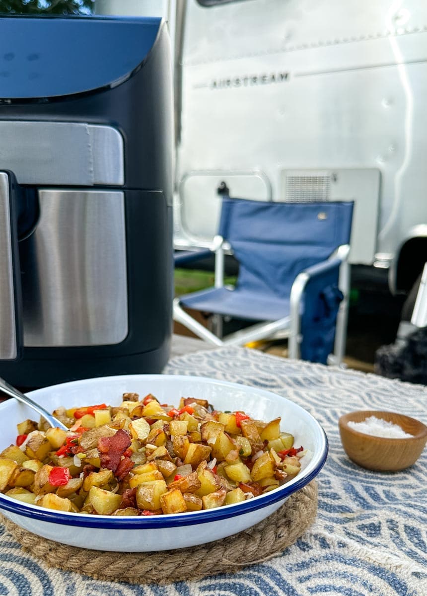 pommes de terre rissolées au air fryer en camping sur table de pique-nique